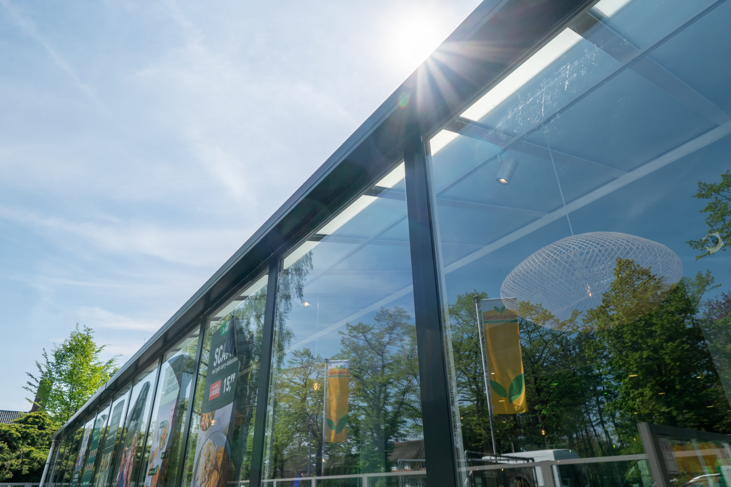 Zonwerende folie op een glazen wand bij een restaurant | Foil Solutions